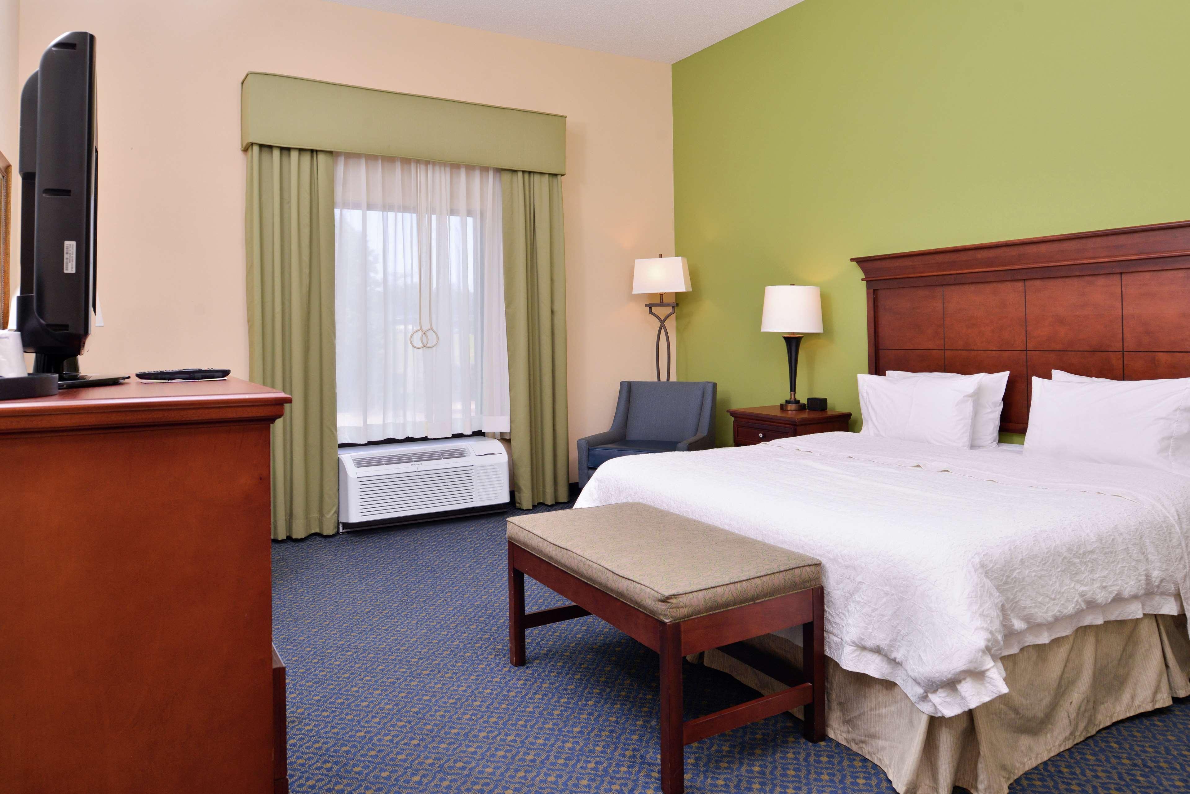 Hampton Inn Jackson-College Avenue Exteriör bild