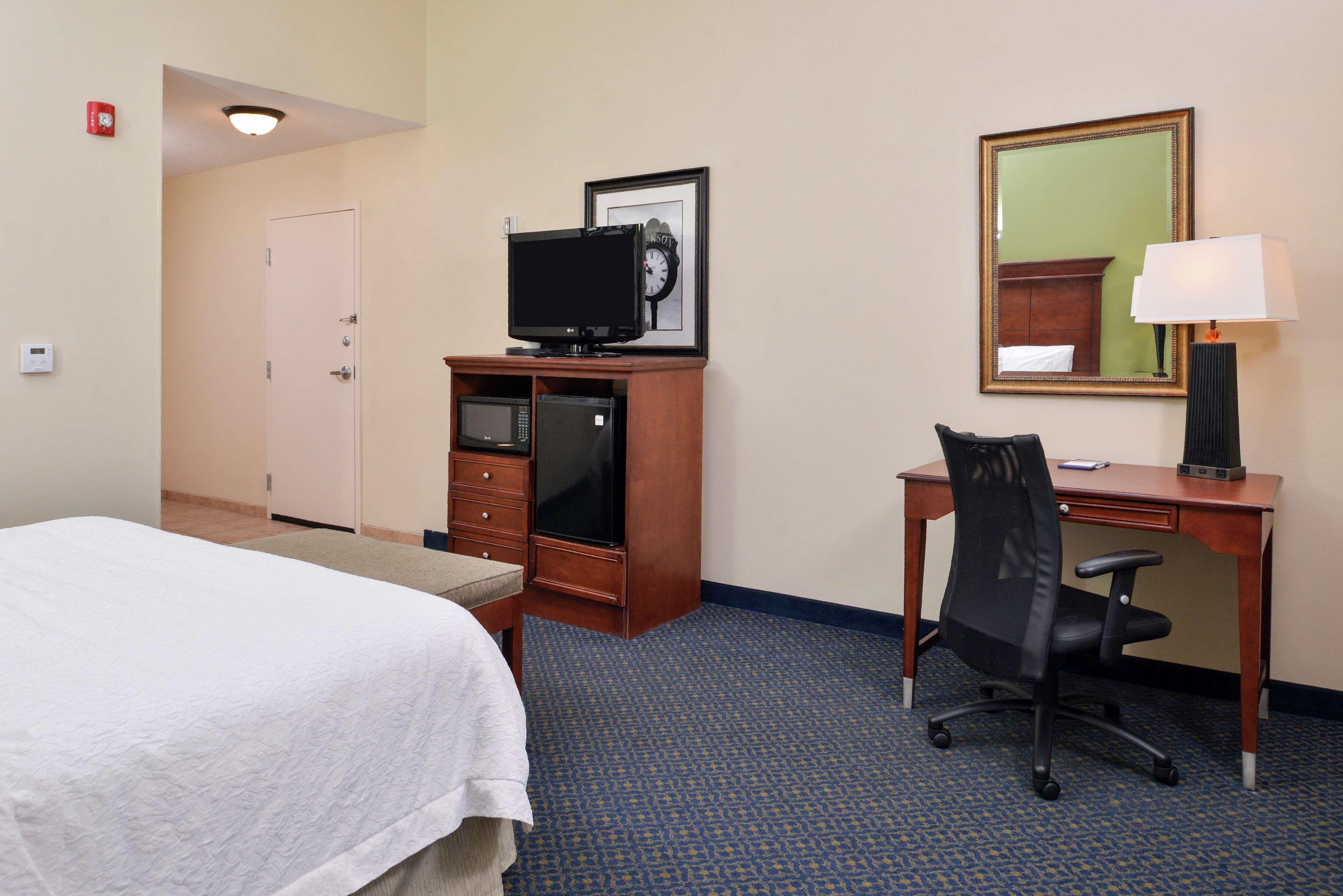 Hampton Inn Jackson-College Avenue Exteriör bild