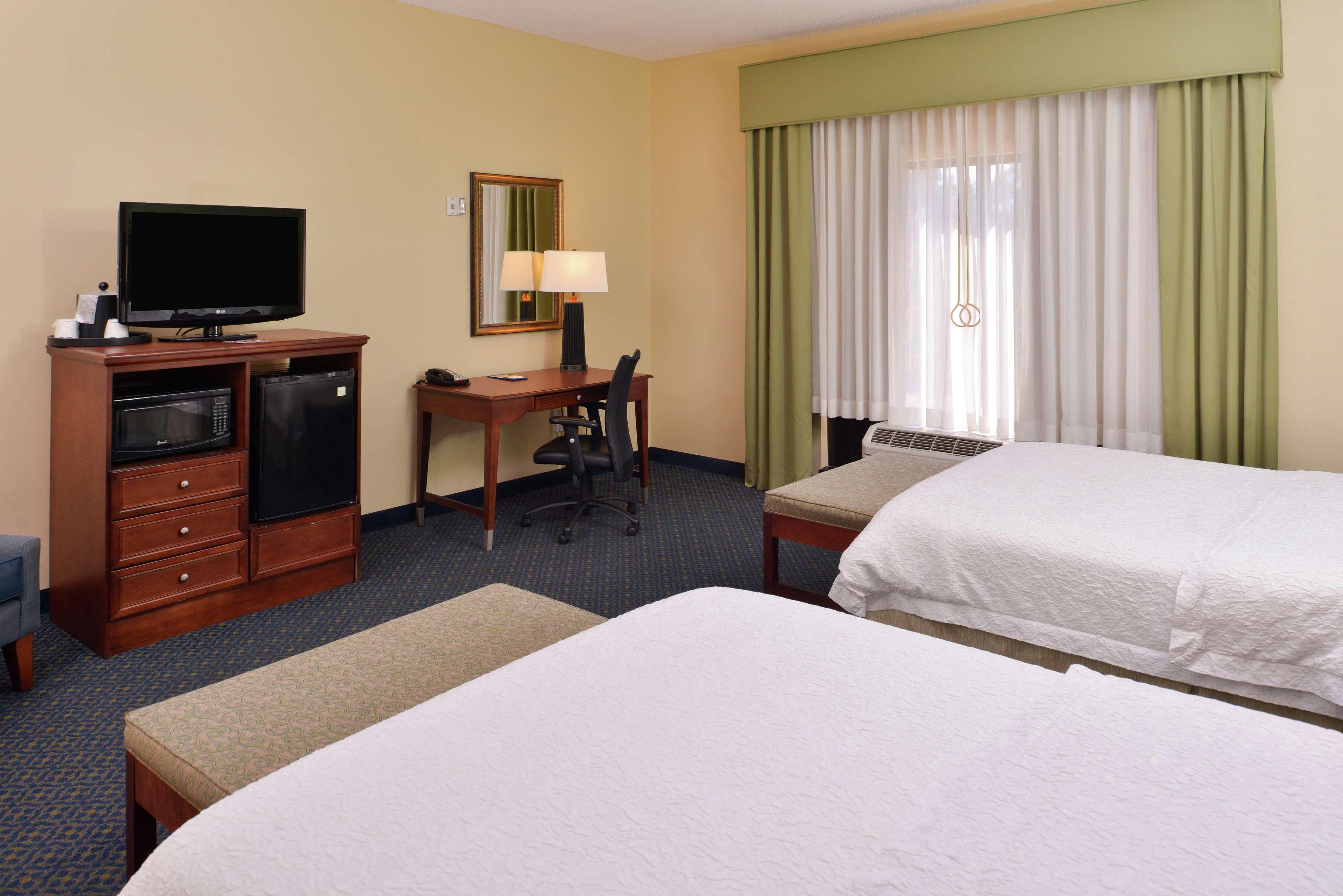 Hampton Inn Jackson-College Avenue Exteriör bild